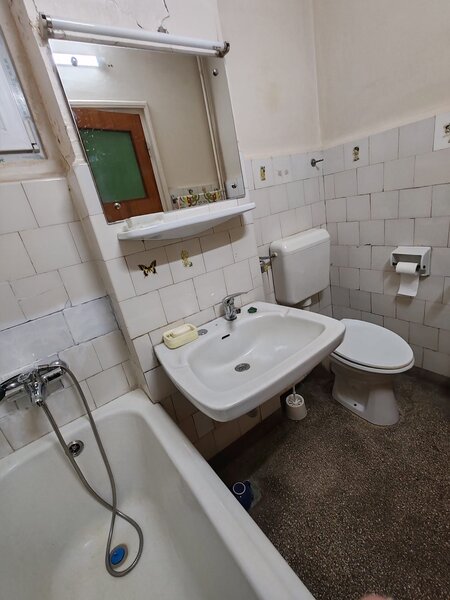 Titan, Camil Ressu, 200 m Metrou Nicolae Grigorescu.